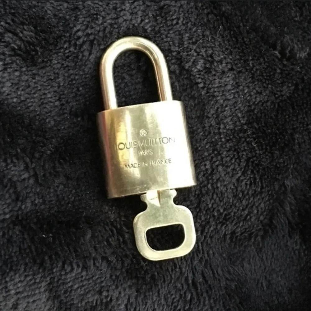 NEAR MINT AUTHENTIC Louis Vuitton lock and key set._8